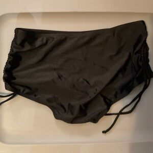 XL black bikini bottom with ruching on the sides. W25